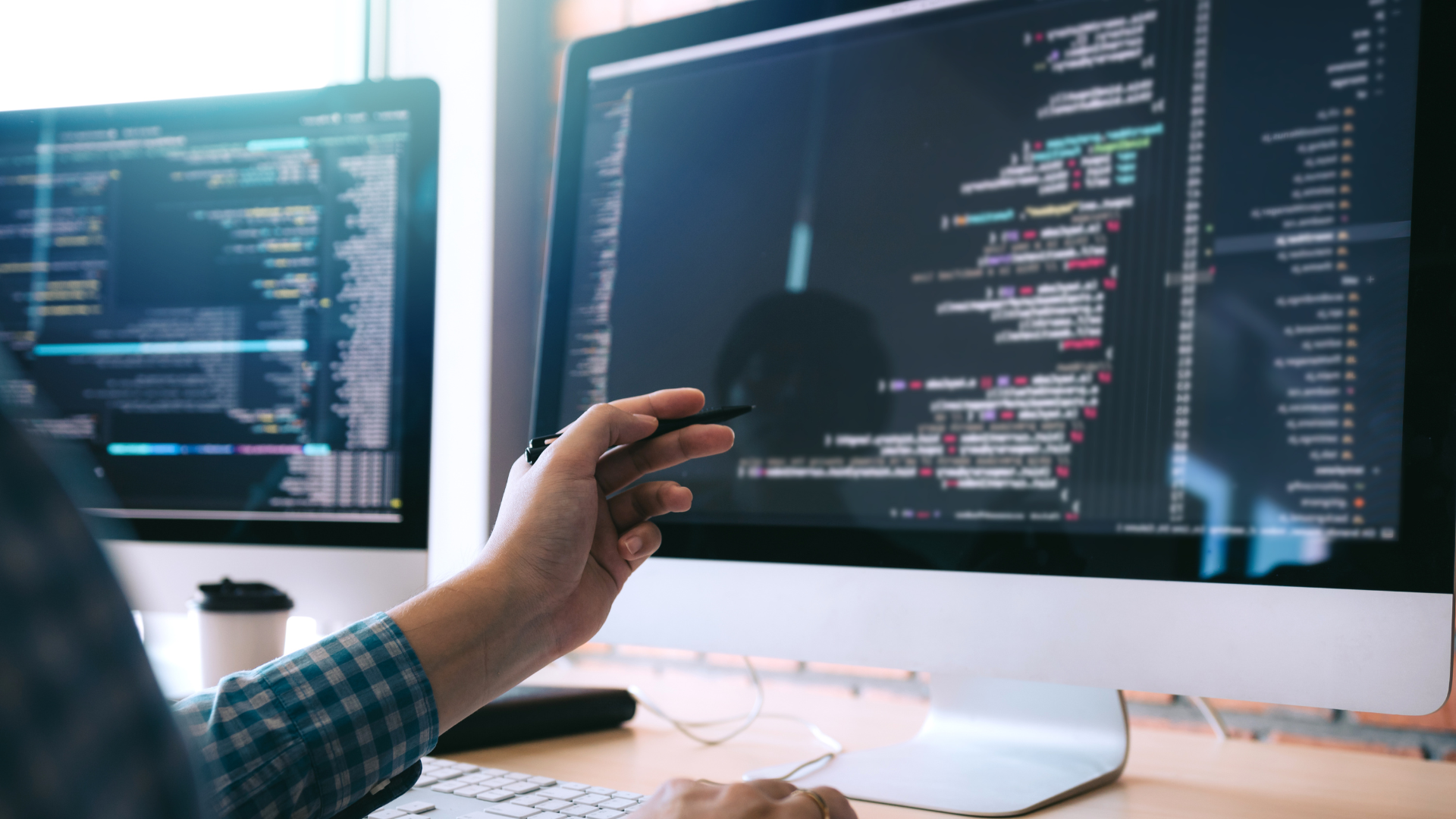 Illustration comparing custom vs off-the-shelf software solutions for businesses